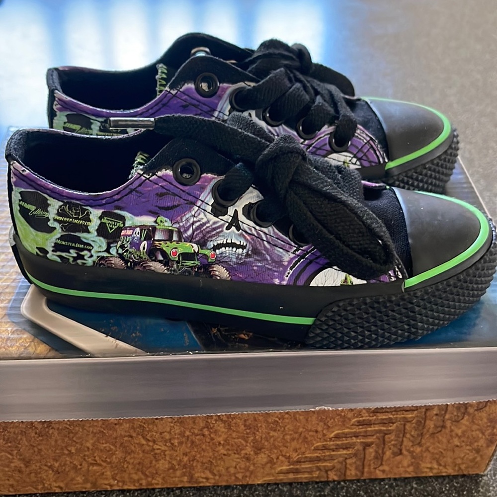 New in Box Monster Jam Grave Digger Toddler size 10